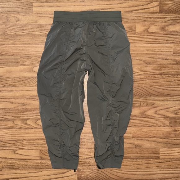 Lululemon Front-Zip Mid-Rise Ruched Crop Size 4 Olive Green Sexy Army Brat Pants - Picture 6 of 15